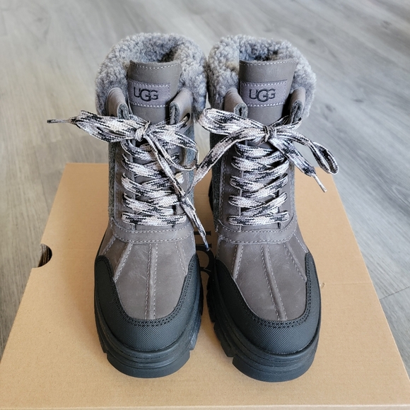 UGG Ashton Addie Tipped Waterproof Boot - Picture 4 of 10